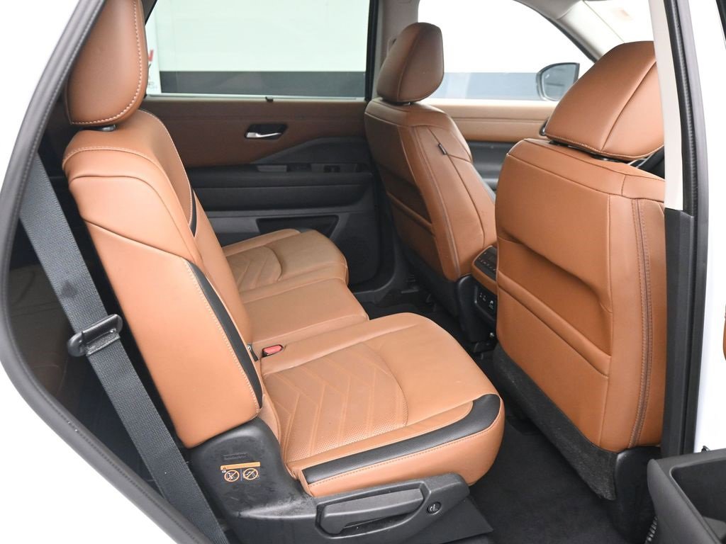 Used 2024 Nissan Pathfinder Platinum w/ Cargo Package image 13