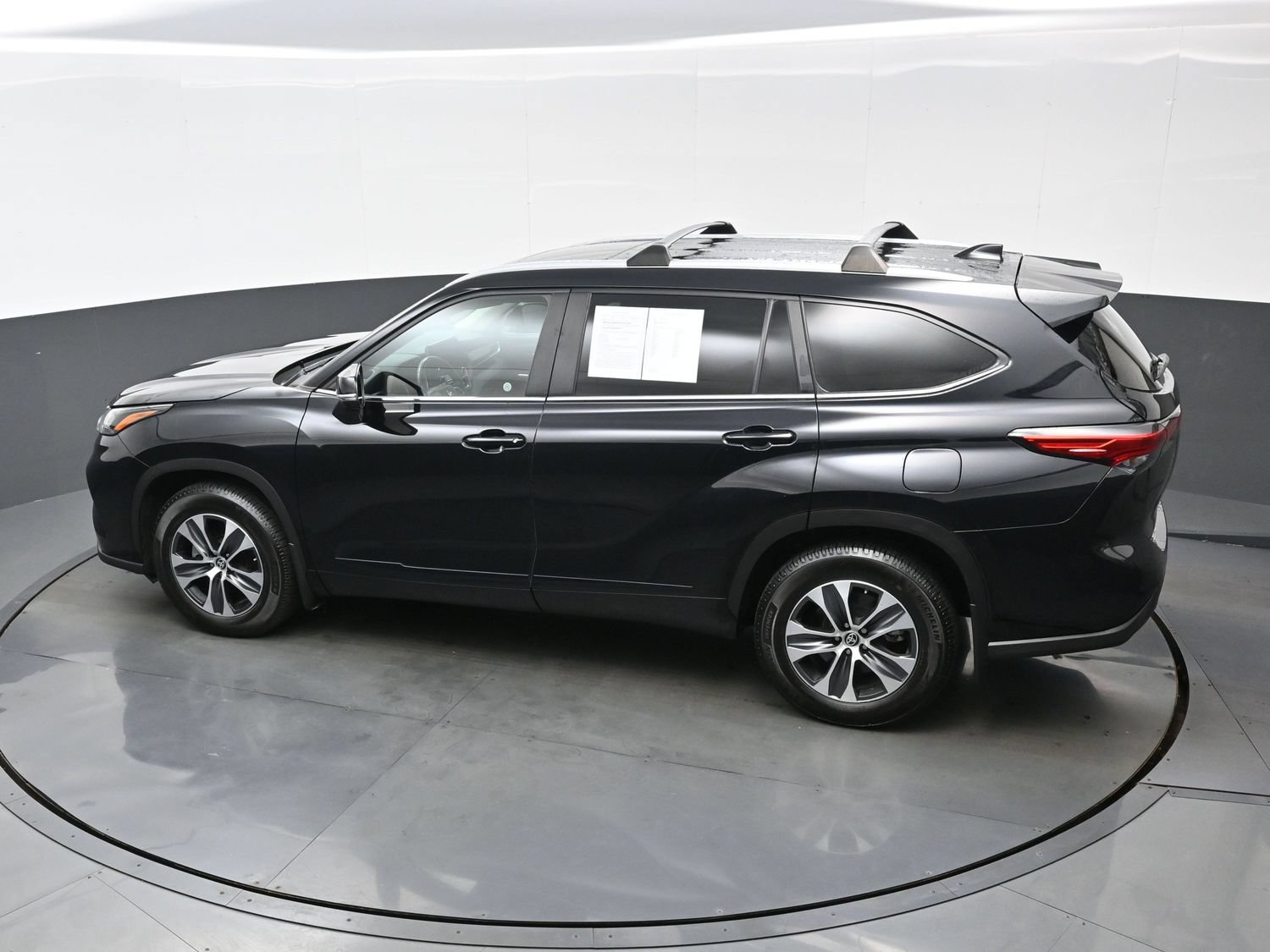 Used 2023 Toyota Highlander XLE AWD/4WD image 39