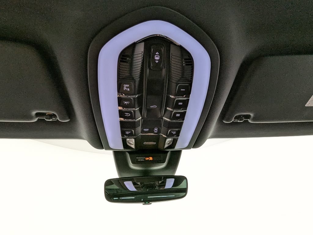 Used 2025 Porsche Macan AWD/4WD image 36