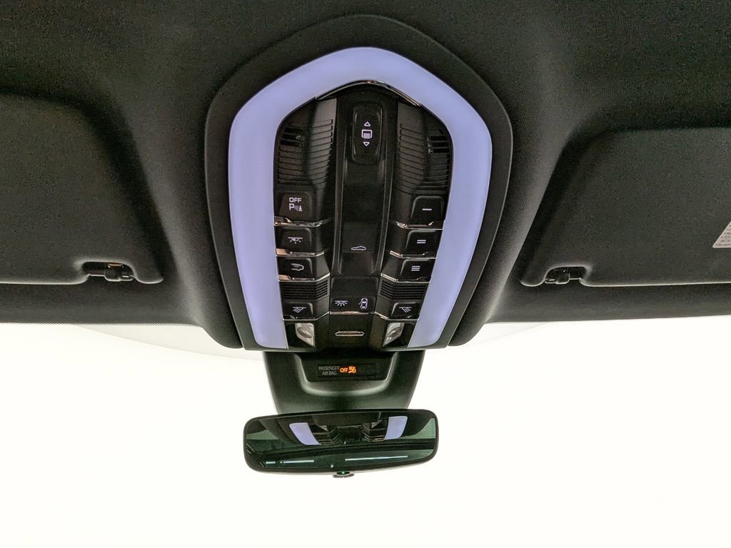 Used 2025 Porsche Macan AWD/4WD image 36