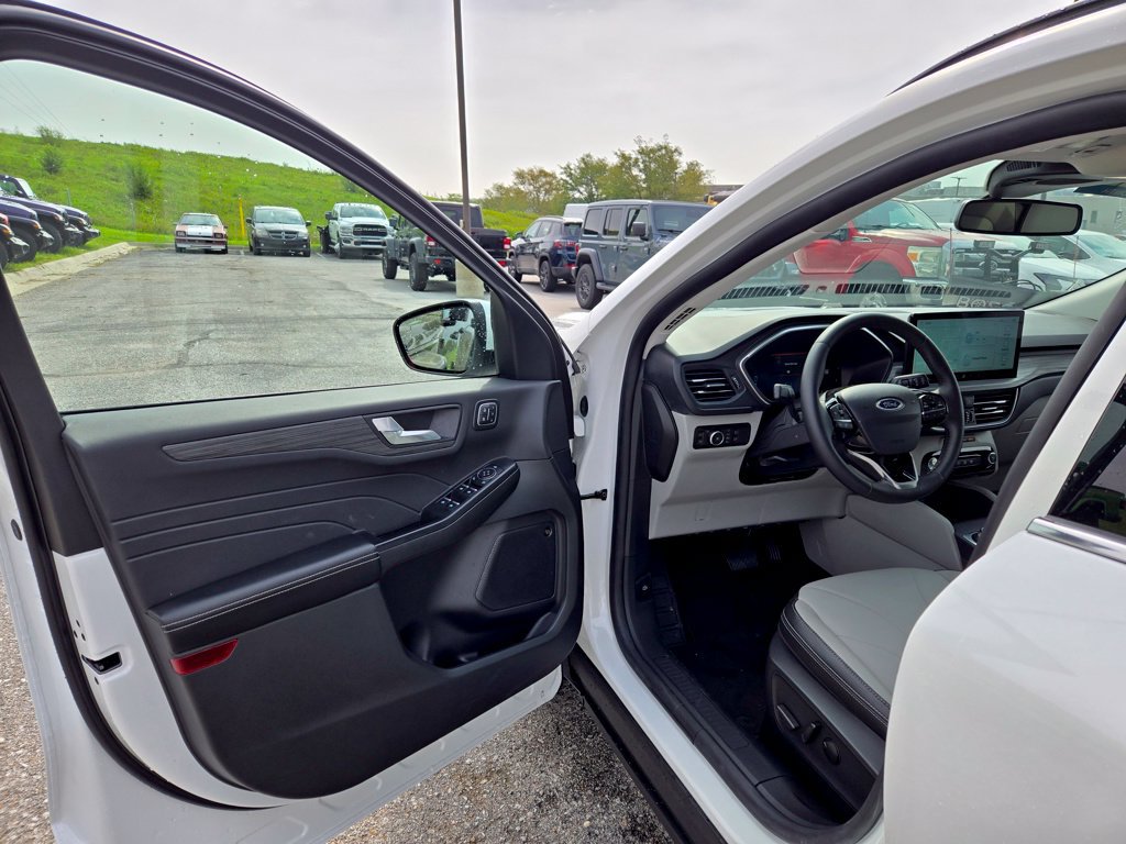 Used 2025 Ford Escape SE w/ PHEV Premium Package FWD image 13