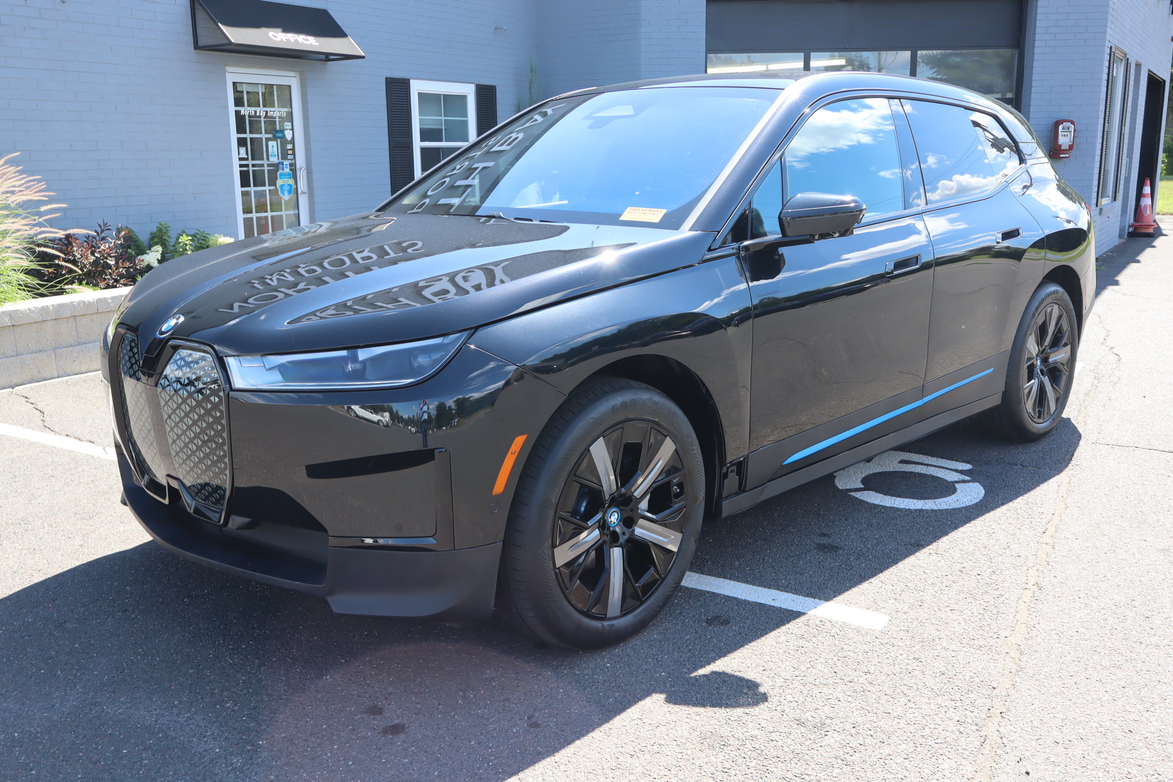 Used 2025 BMW iX xDrive50 w/ Convenience Package AWD/4WD image 3