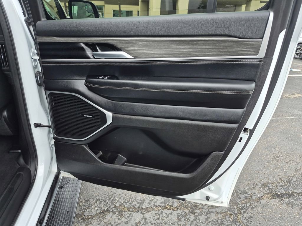 Used 2024 Jeep Wagoneer L Series II image 27