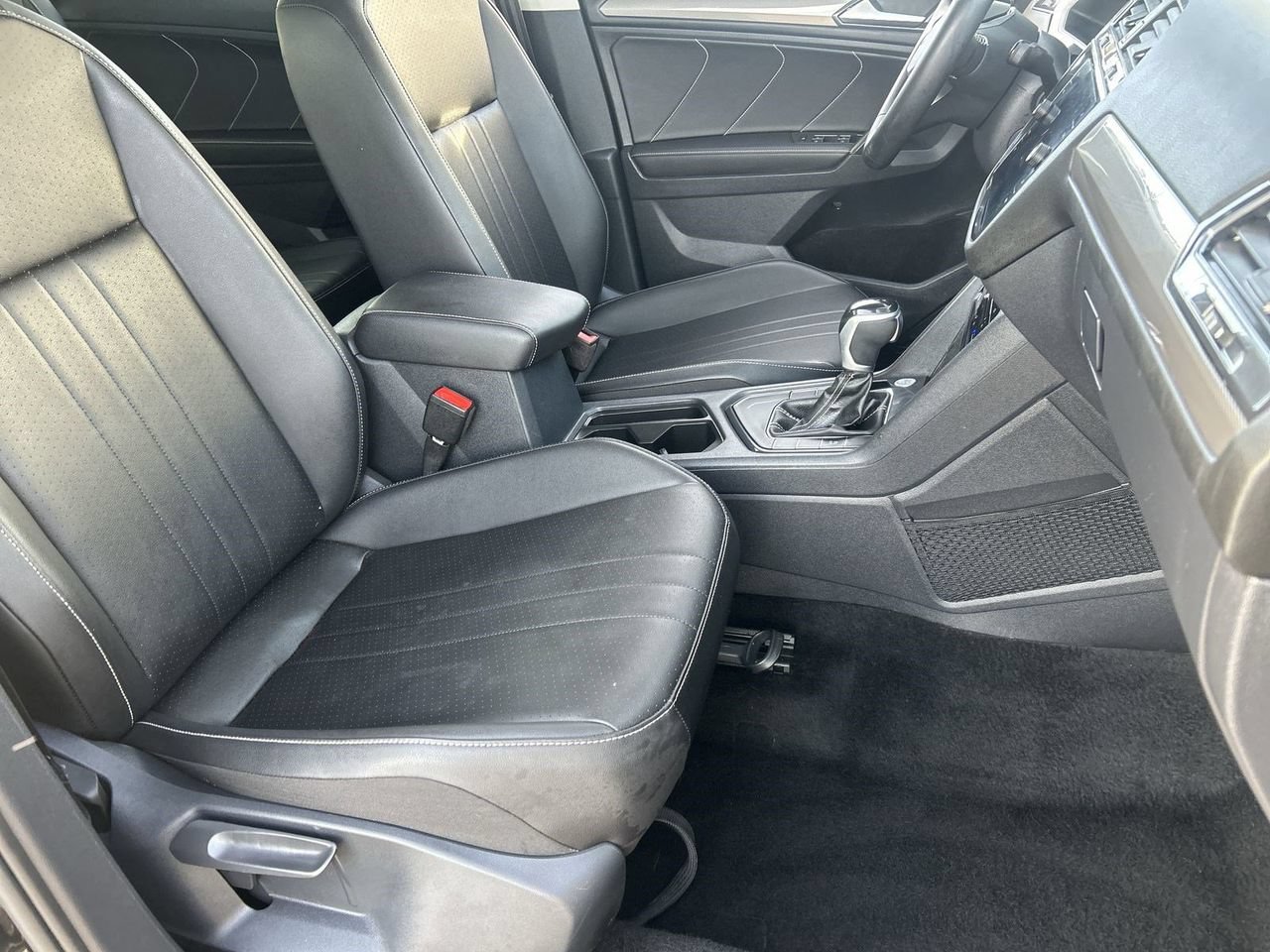 Used 2023 Volkswagen Tiguan SE w/ Panoramic Sunroof Package FWD image 8