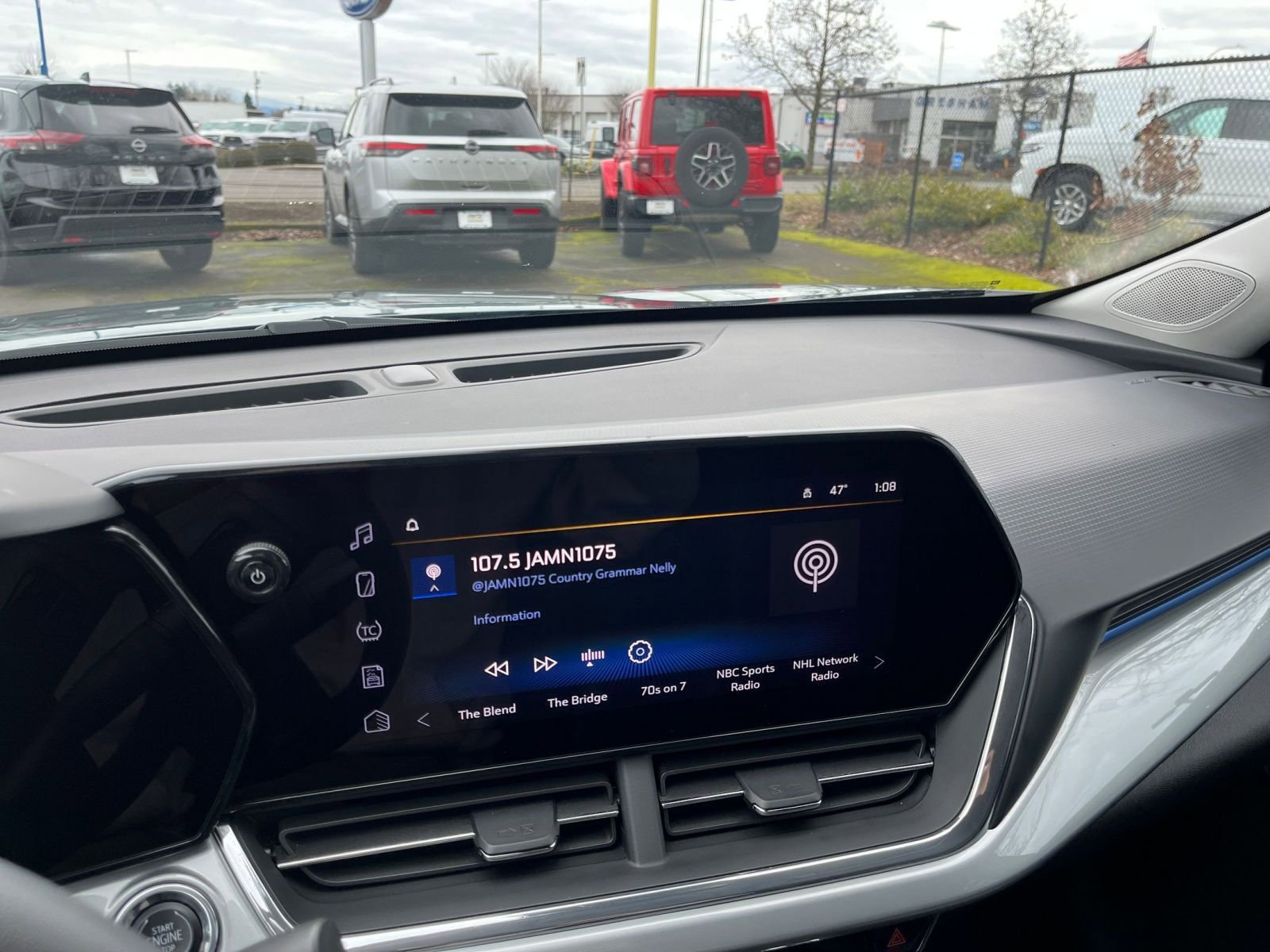Used 2025 Chevrolet Trax LT FWD image 17