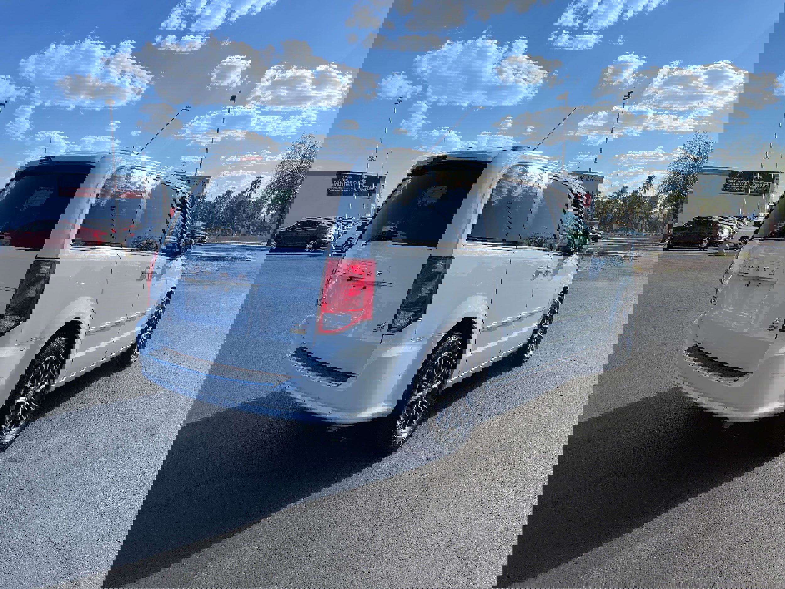 Used 2017 Dodge Grand Caravan SXT w/ Driver Convenience Group image 5