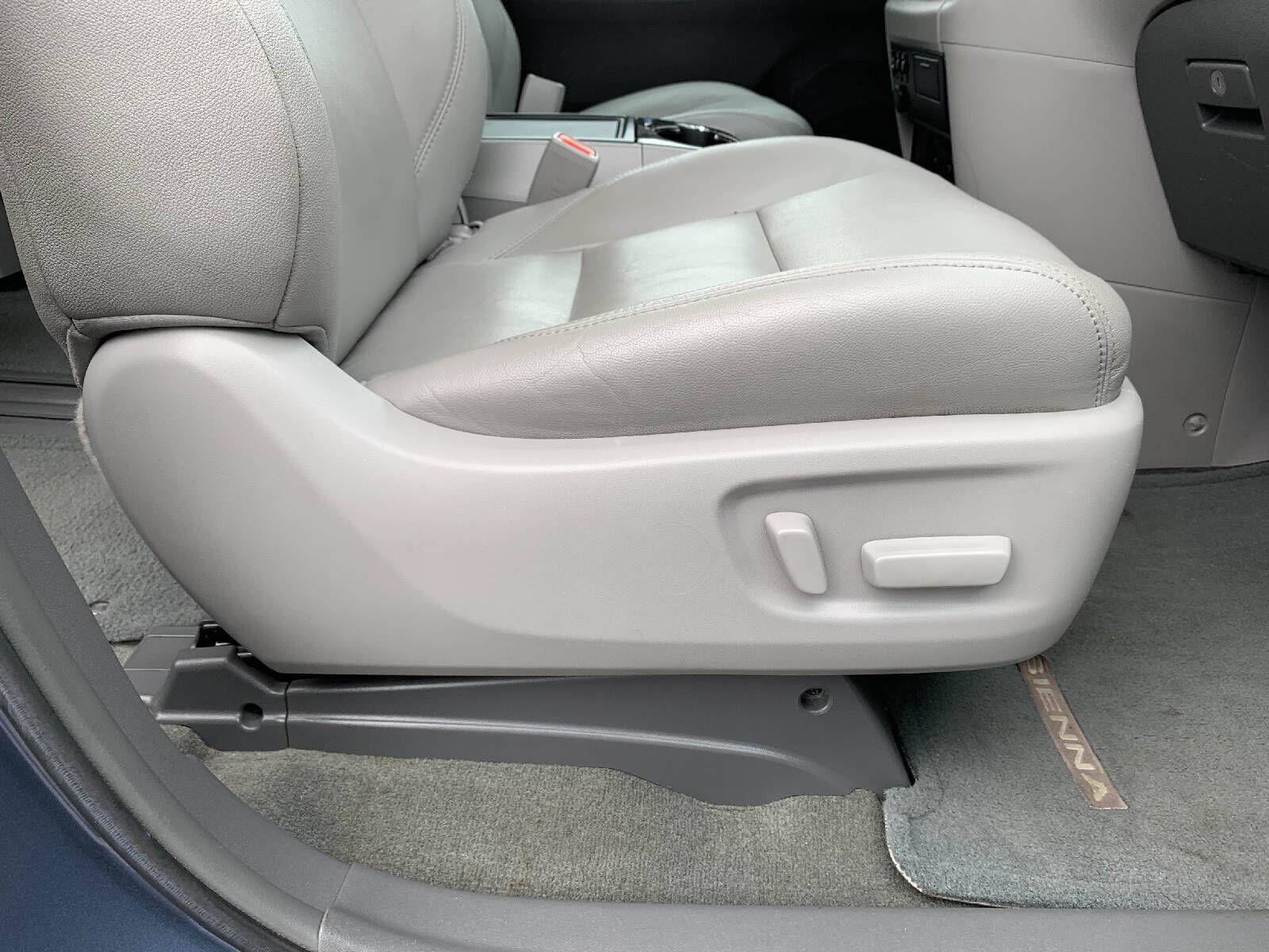 Used 2017 Toyota Sienna XLE Premium FWD image 38