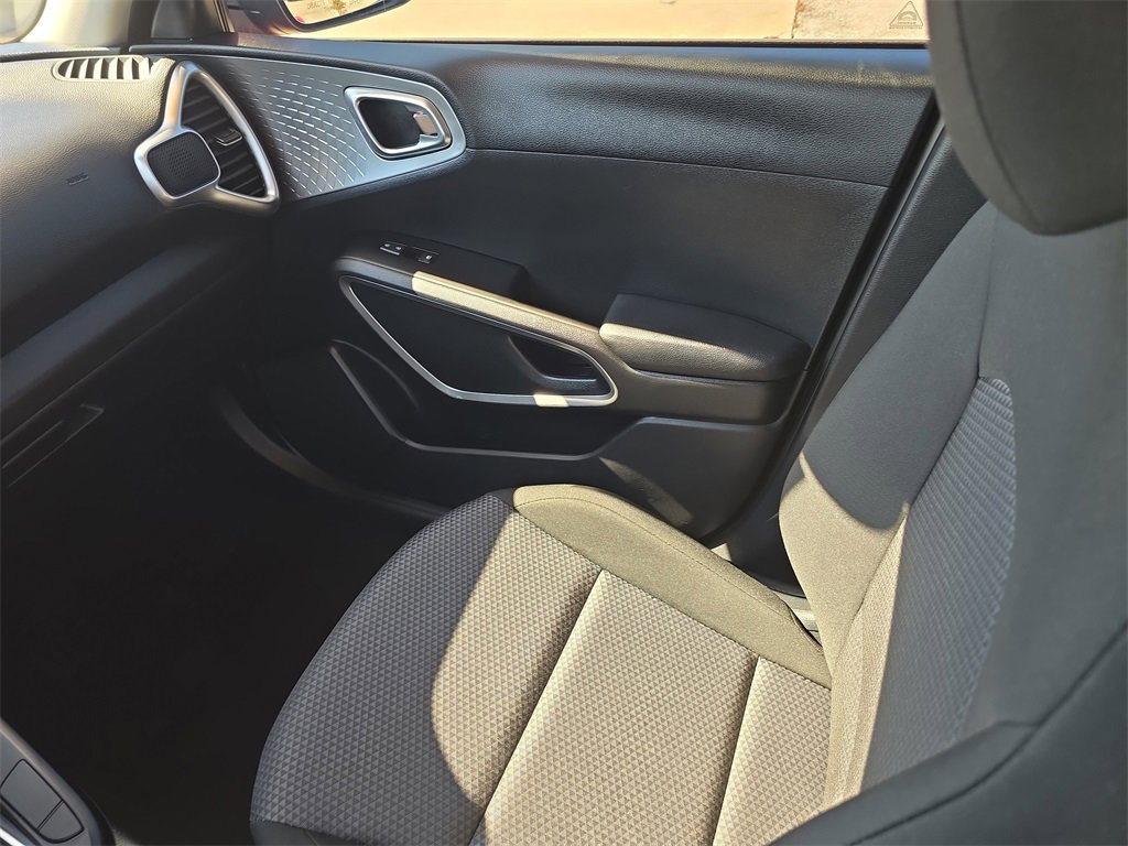 Certified 2025 Kia Soul LX w/ LX Technology Package image 17