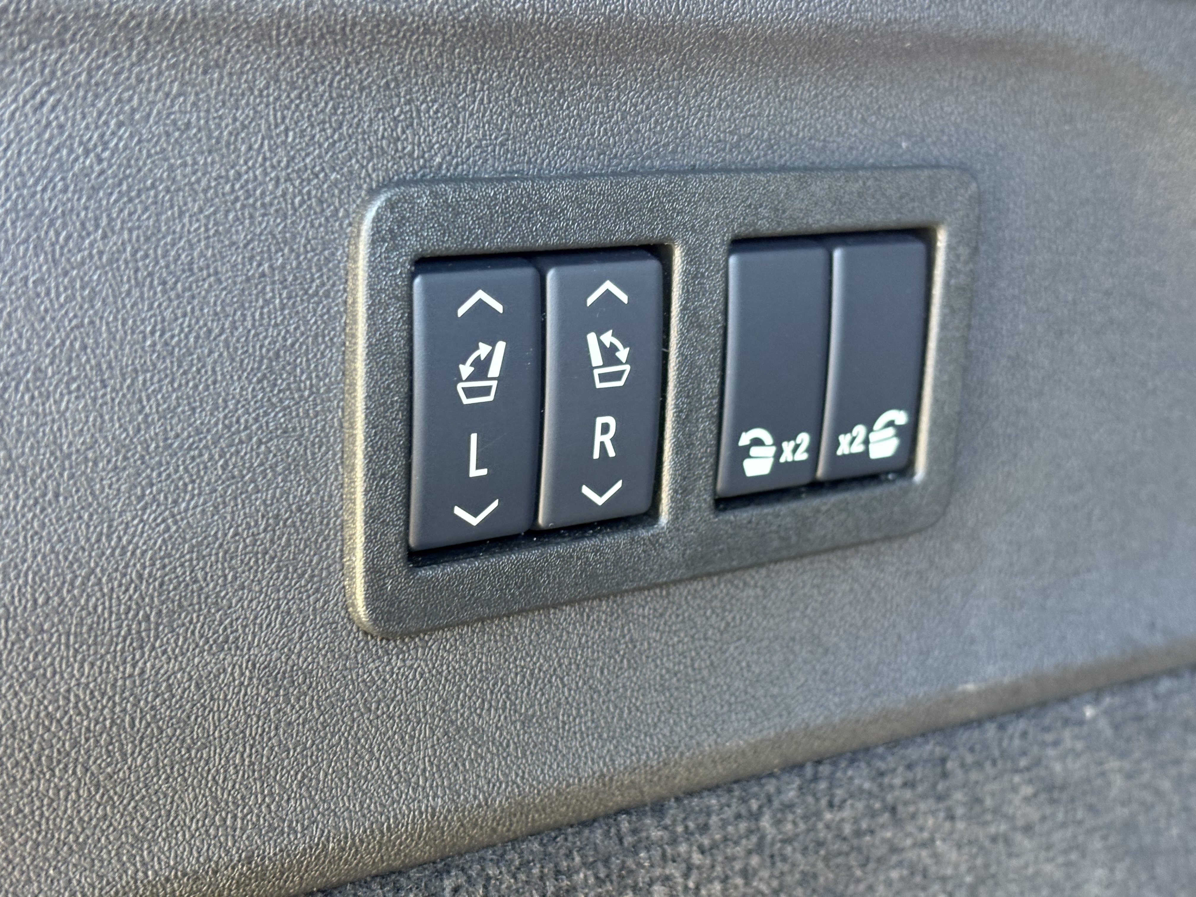 Certified 2025 Cadillac Escalade IQ Luxury 2 w/ LPO, Premium Carpet Package AWD/4WD image 10