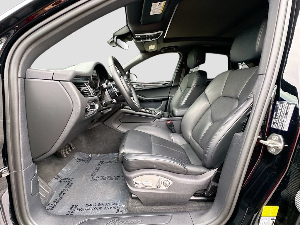 Certified 2023 Porsche Macan Turbo AWD/4WD image 5
