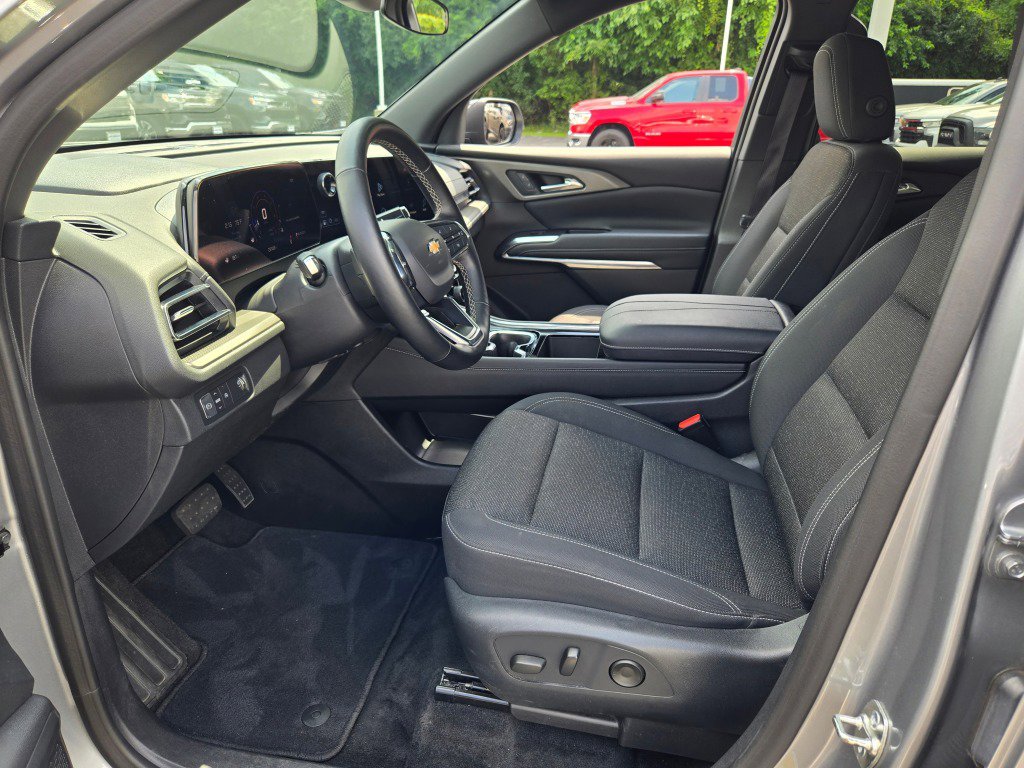 Used 2025 Chevrolet Traverse LT image 20