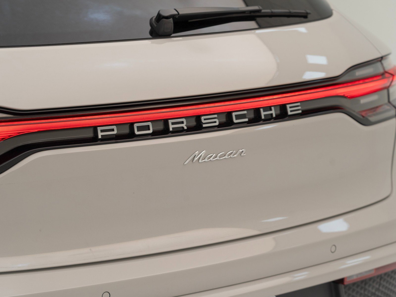 Certified 2025 Porsche Macan image 14