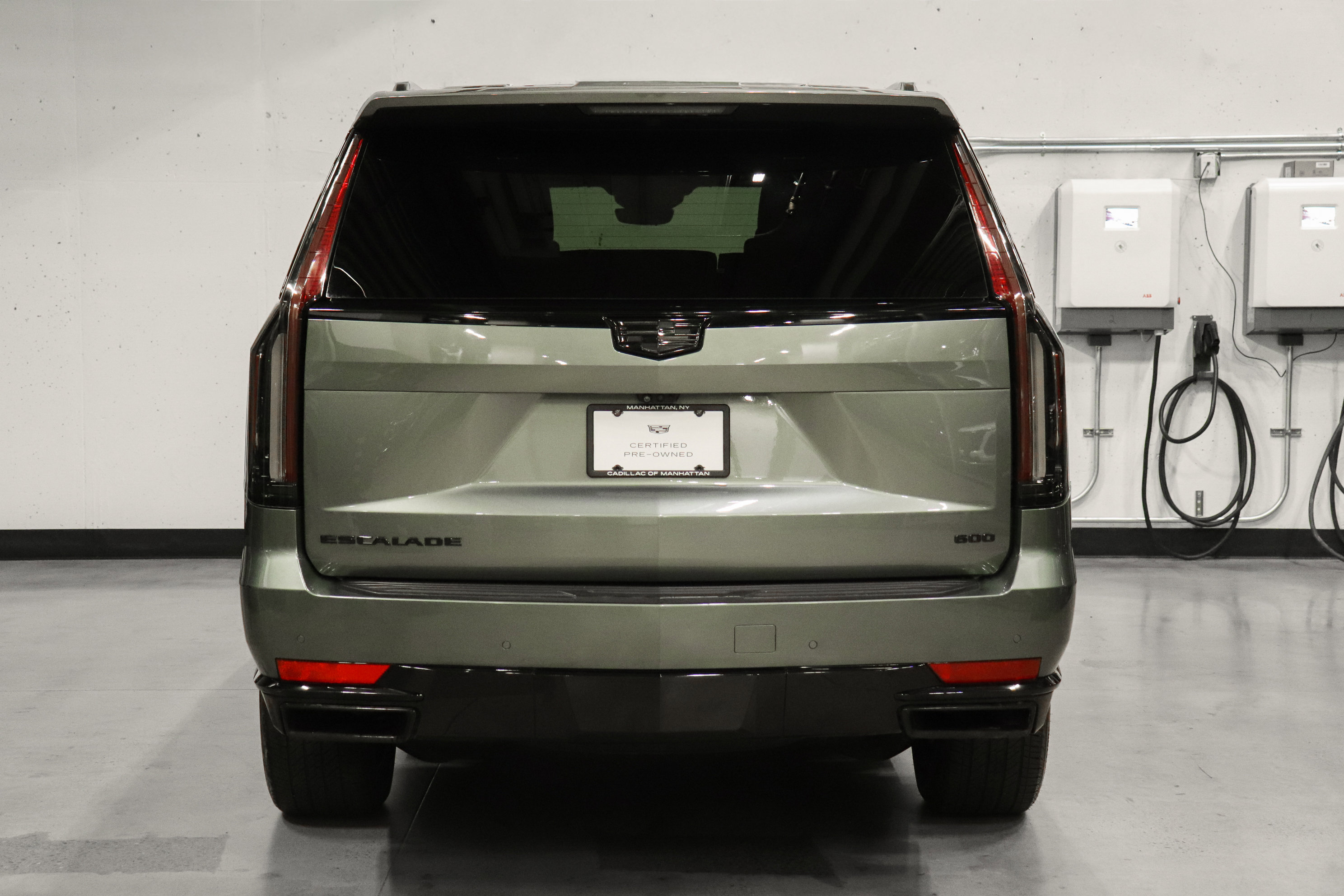 Used 2023 Cadillac Escalade ESV Sport Platinum w/ LPO, ONYX Package AWD/4WD image 4