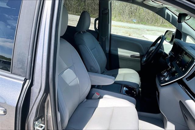 Used 2020 Toyota Sienna XLE w/ XLE Navigation Package FWD image 7