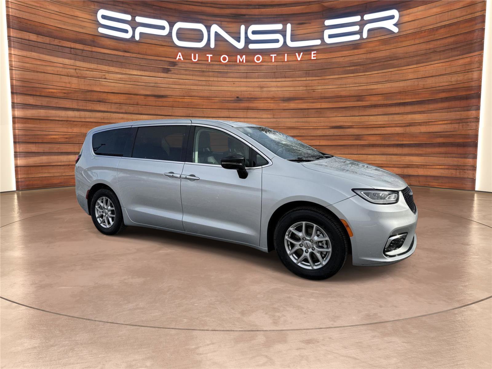 Used 2024 Chrysler Pacifica Touring-L image 7