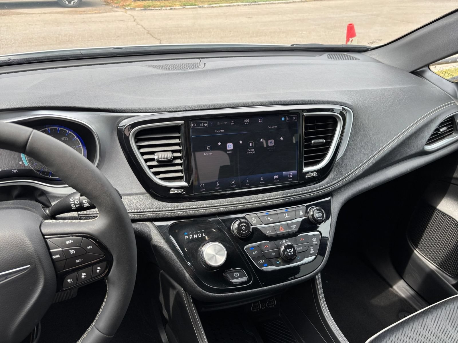 Used 2025 Chrysler Pacifica Limited FWD image 16
