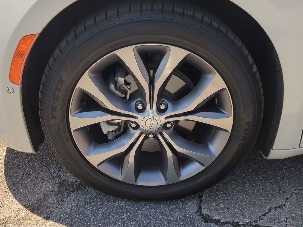 Used 2019 Chrysler Pacifica Limited w/ Tire & Wheel Group image 10