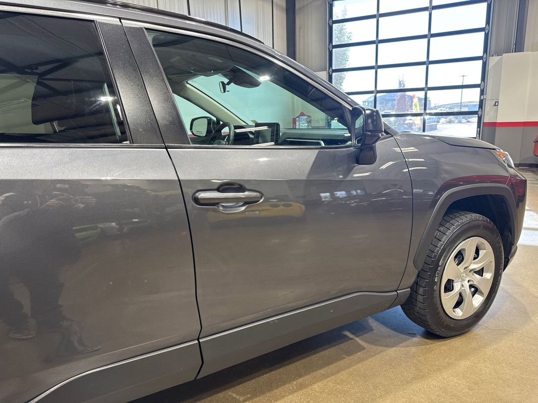 Used 2021 Toyota RAV4 LE AWD/4WD image 26
