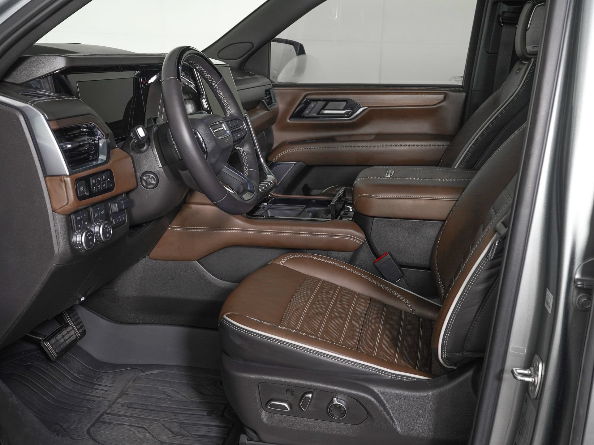 Used 2025 GMC Yukon Denali Ultimate w/ LPO, Floor Liner Package AWD/4WD image 15