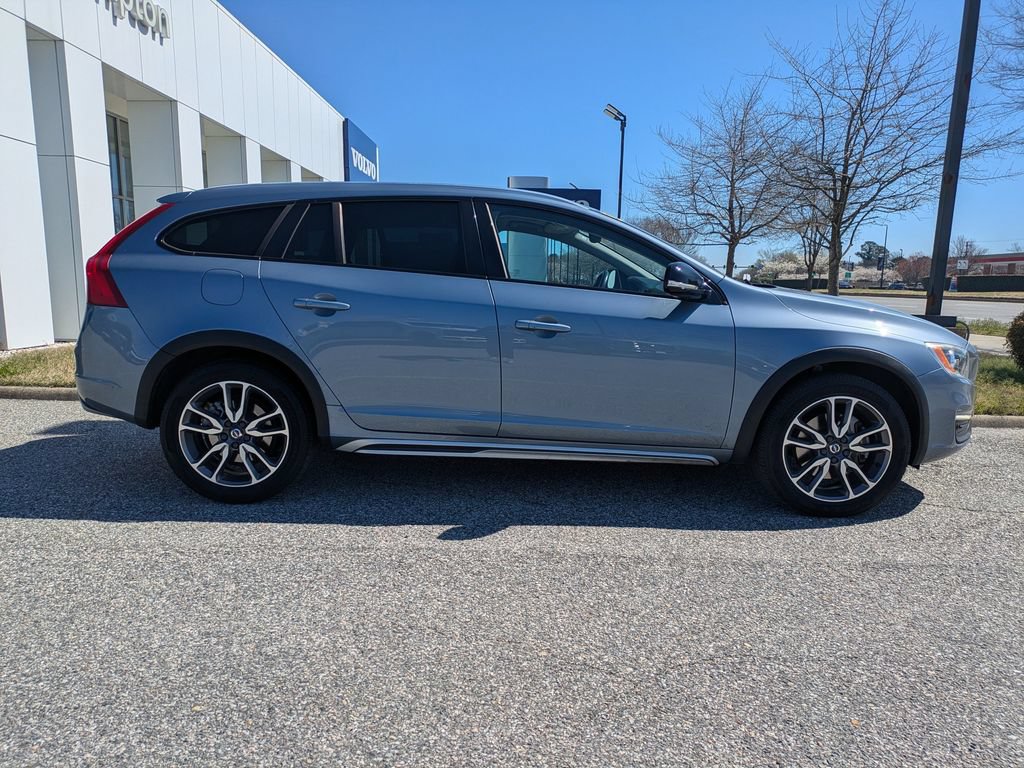 Used 2018 Volvo V60 T5 Cross Country AWD/4WD image 3