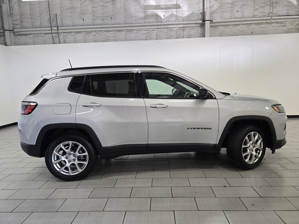Used 2024 Jeep Compass Latitude image 17