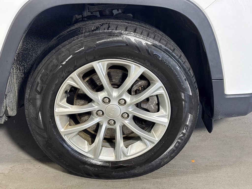 Used 2019 Jeep Cherokee Latitude w/ Cold Weather Group AWD/4WD image 11