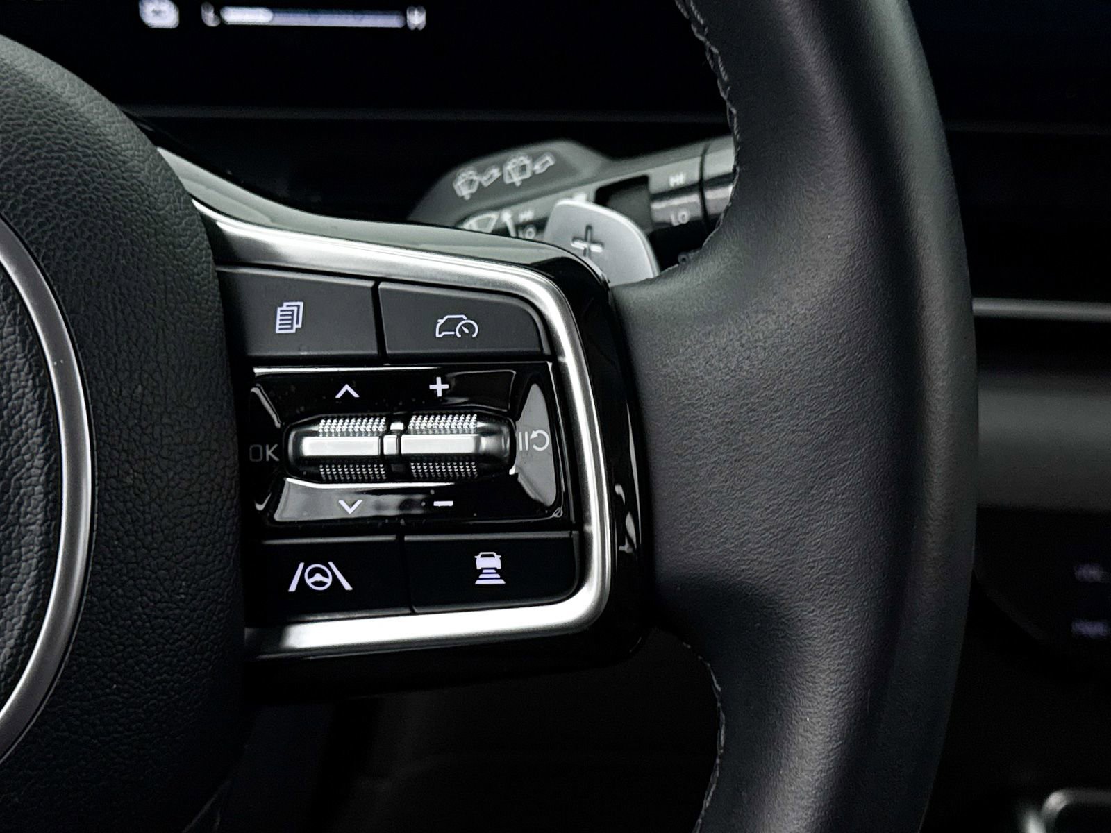 Certified 2025 Kia Carnival EX image 37