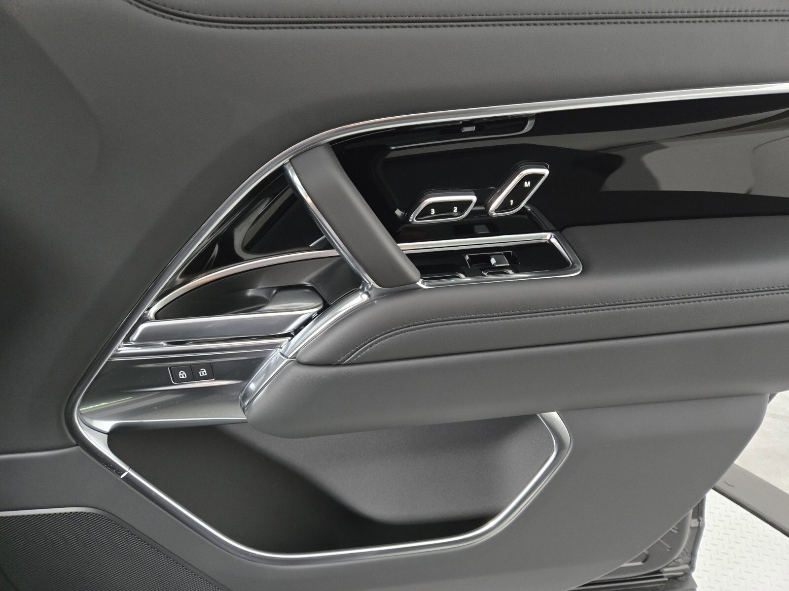 New 2025 Land Rover Range Rover SE image 19