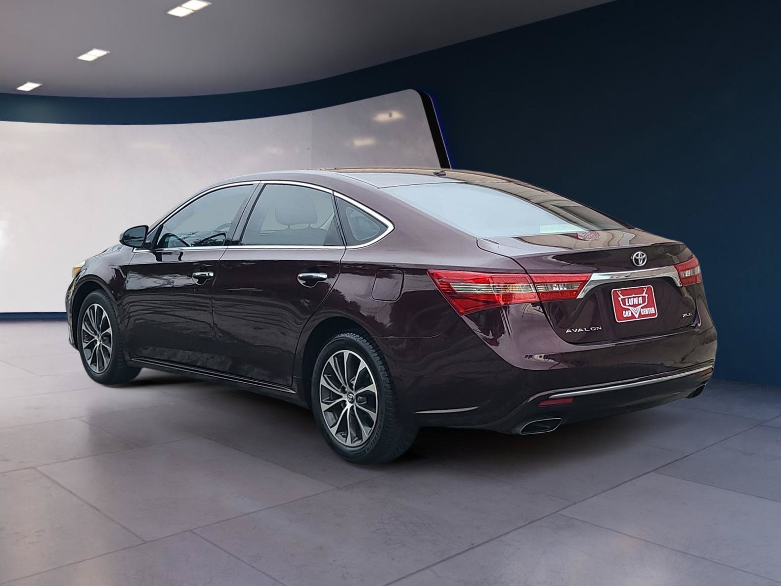 Used 2018 Toyota Avalon XLE Premium FWD image 3