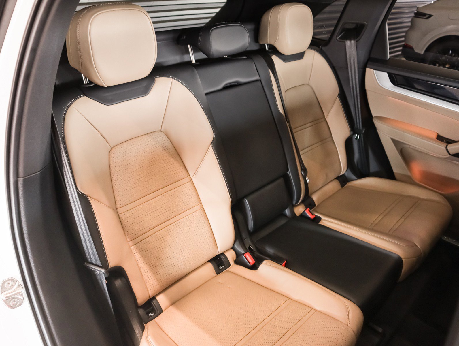 Used 2024 Porsche Cayenne AWD/4WD image 6
