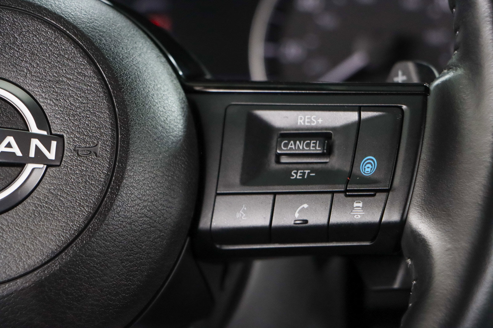 Used 2023 Nissan Pathfinder SL w/ Lighting Package (N92) FWD image 14