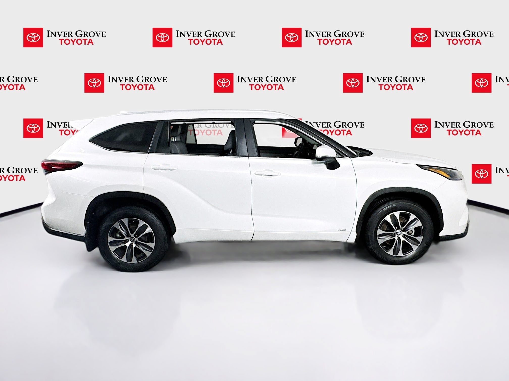 Used 2023 Toyota Highlander XLE AWD/4WD image 4
