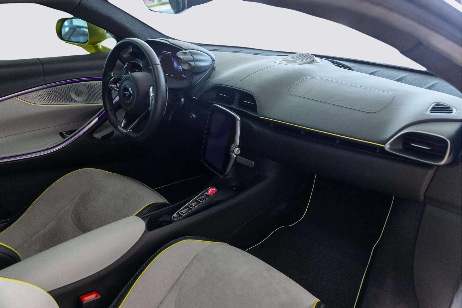 Used 2023 McLaren Artura RWD image 26