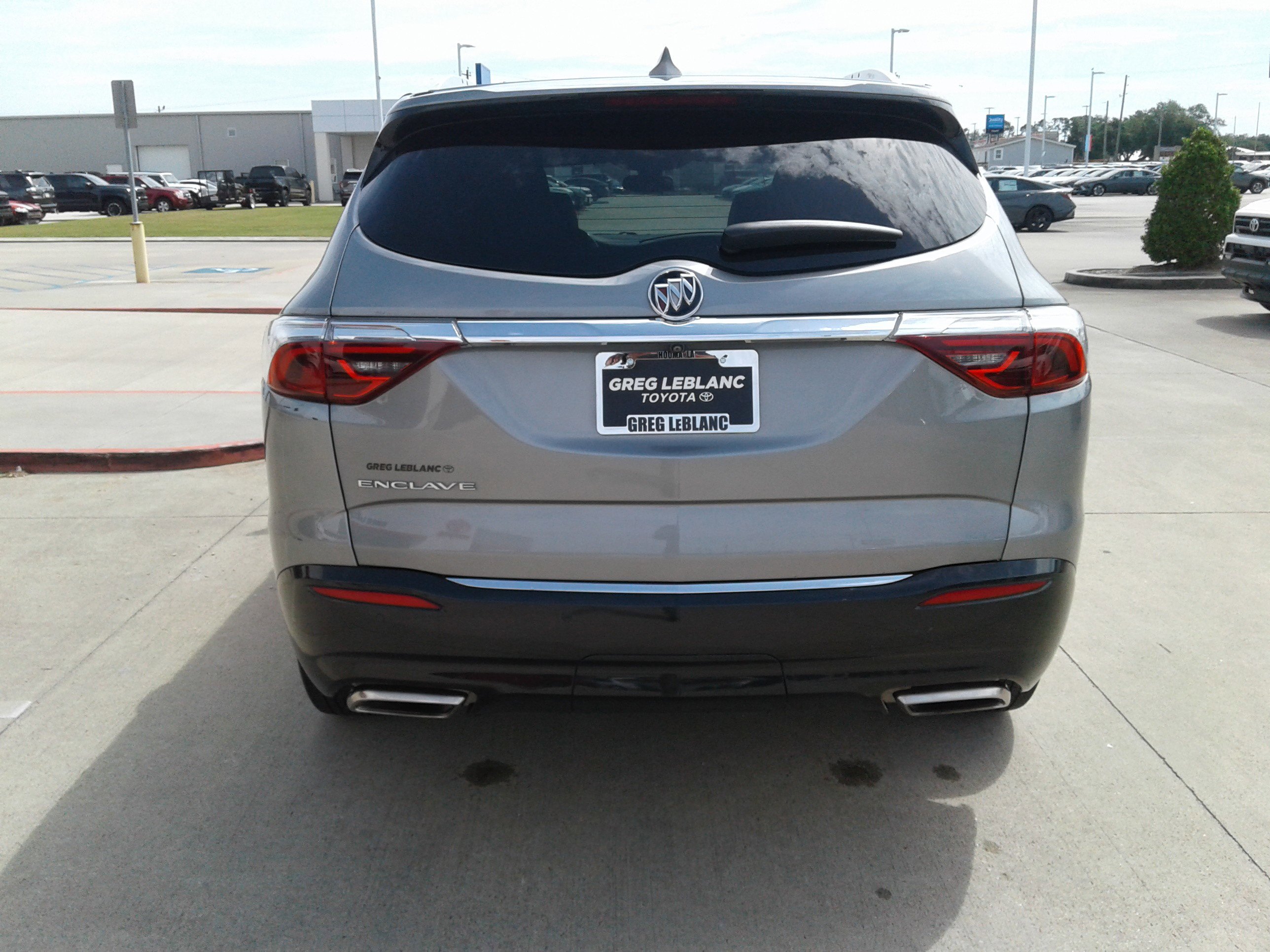 Used 2023 Buick Enclave Essence w/ Experience Buick Package FWD image 6