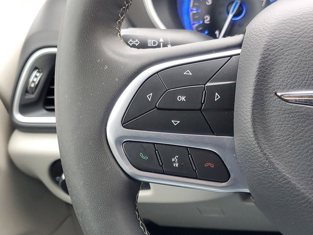 Used 2024 Chrysler Pacifica Touring-L FWD image 19