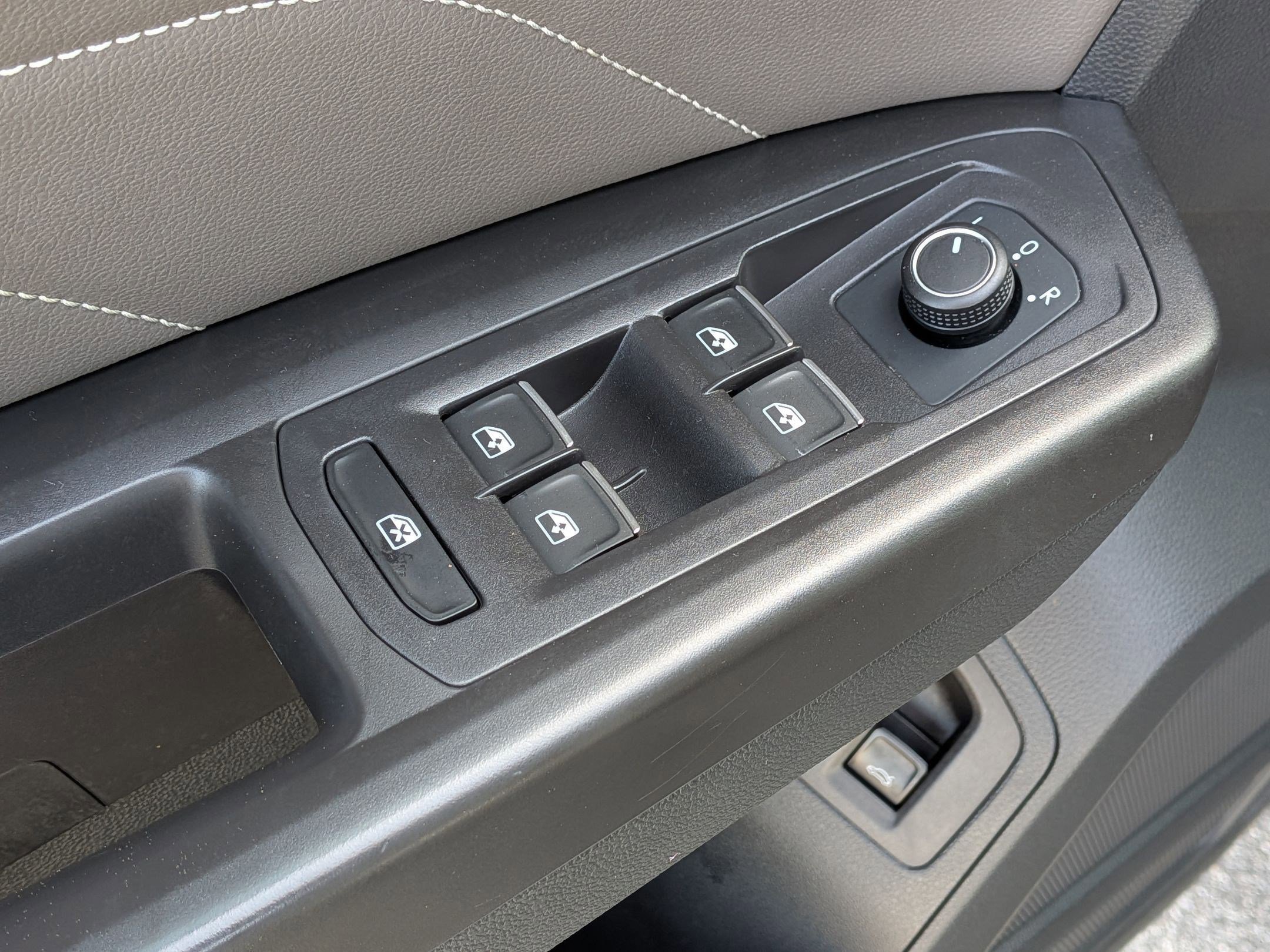 Used 2023 Volkswagen Atlas Cross Sport SE w/ Panoramic Sunroof Package image 13