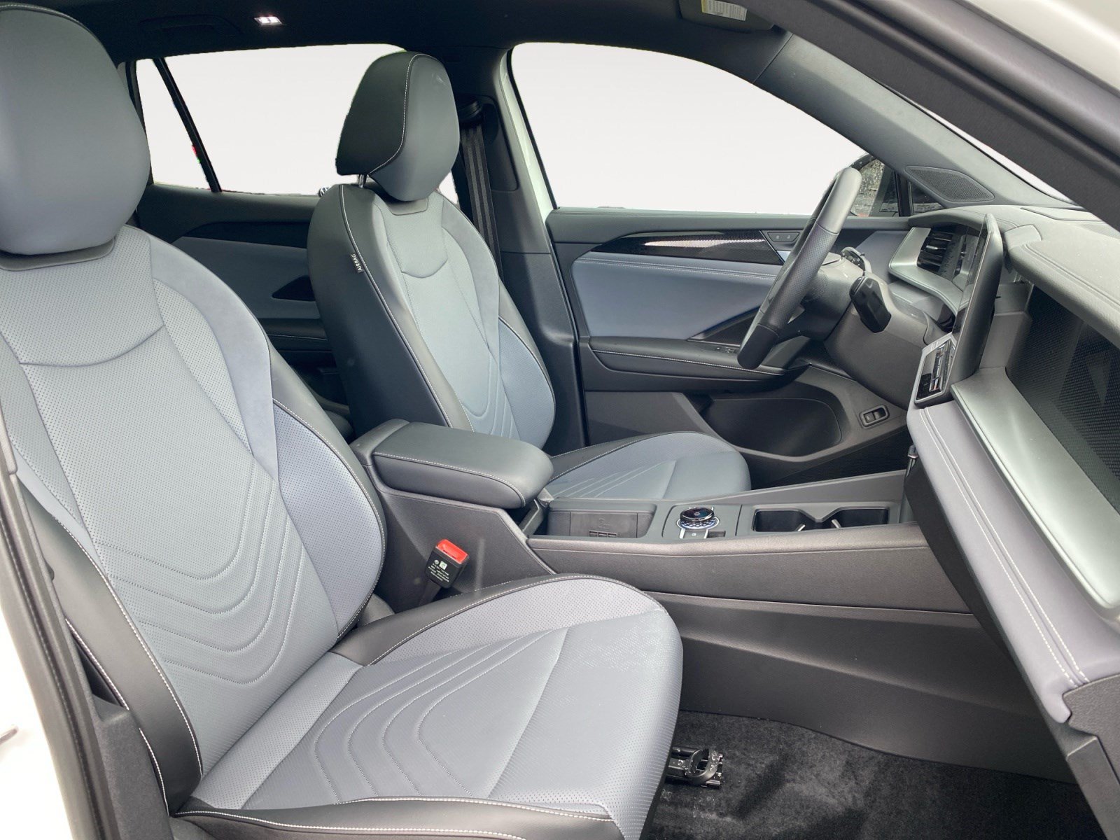 New 2026 Volkswagen Tiguan SE R-Line FWD image 17