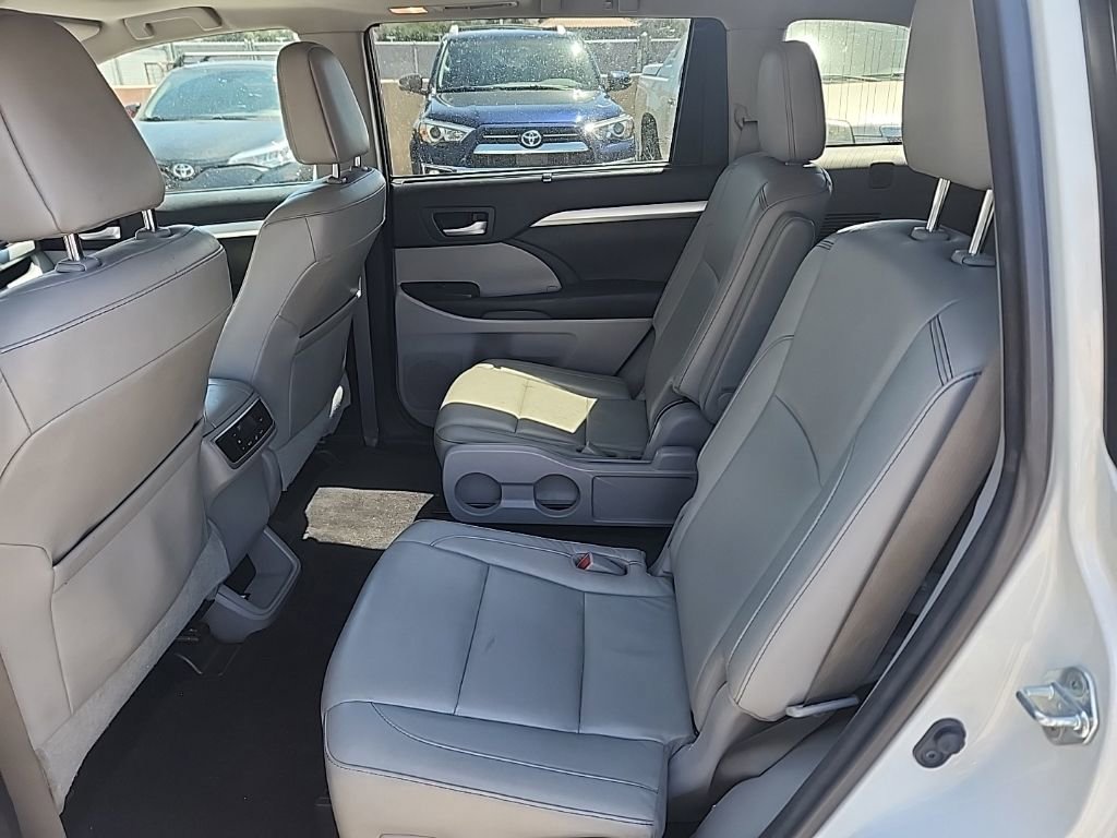 Used 2017 Toyota Highlander XLE w/ Carpet Mat Package FWD image 10