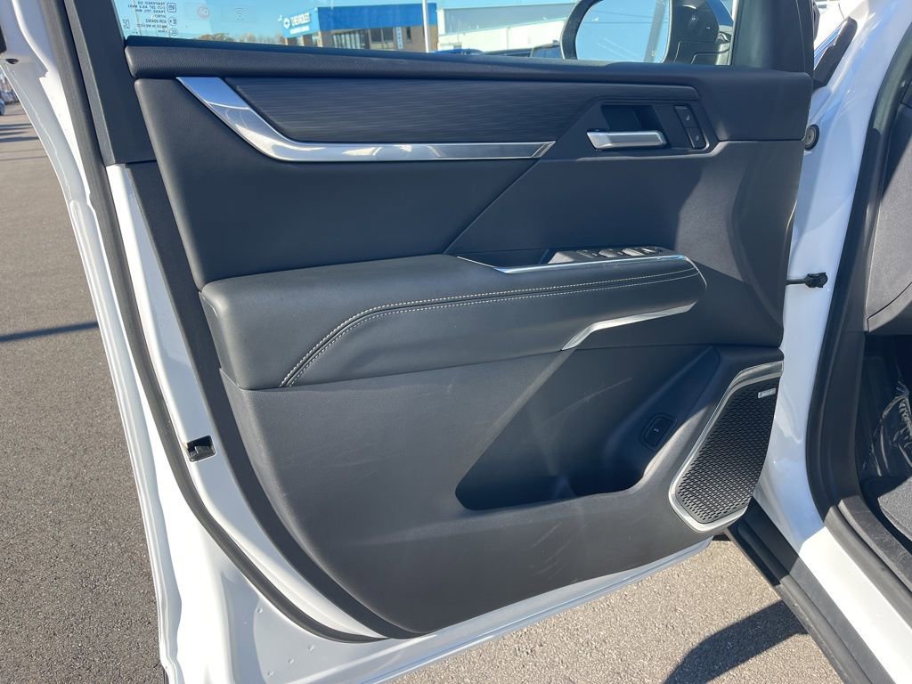 Used 2025 GMC Acadia Elevation FWD image 9