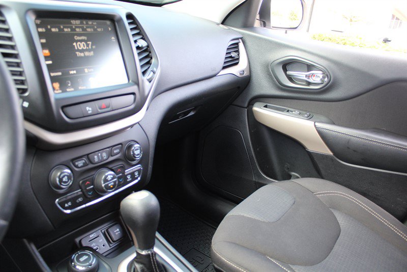 Used 2017 Jeep Cherokee Latitude w/ Comfort/Convenience Group AWD/4WD image 17