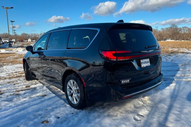 Used 2025 Chrysler Pacifica Select AWD/4WD image 3