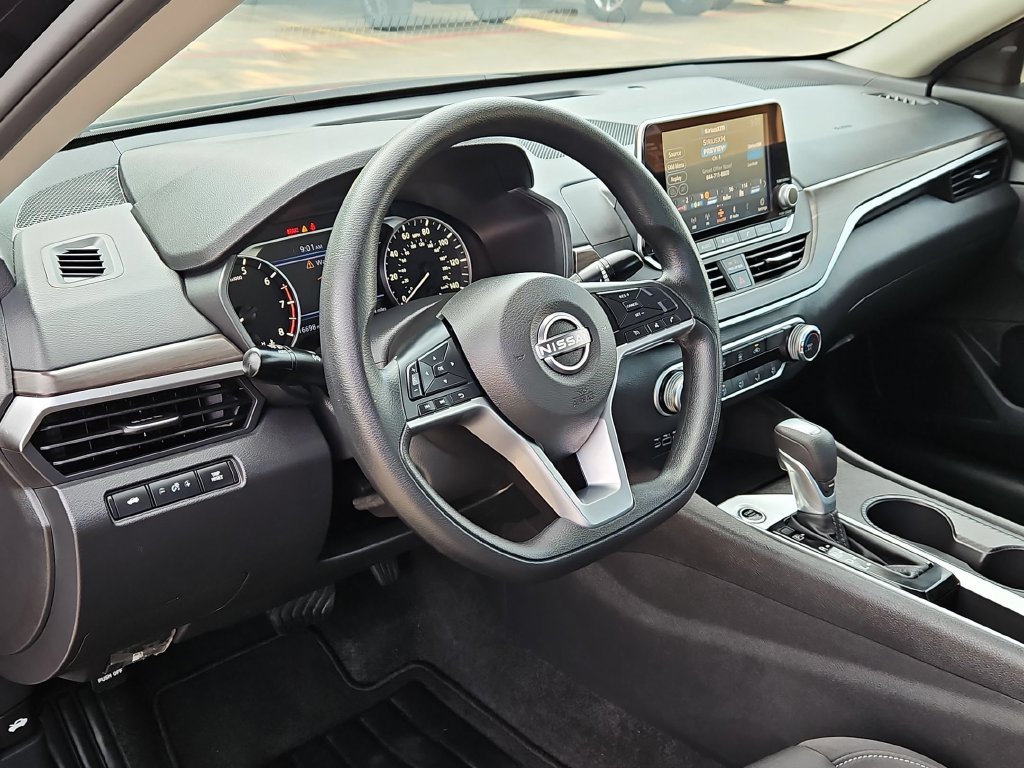 Used 2025 Nissan Altima 2.5 SV FWD image 15