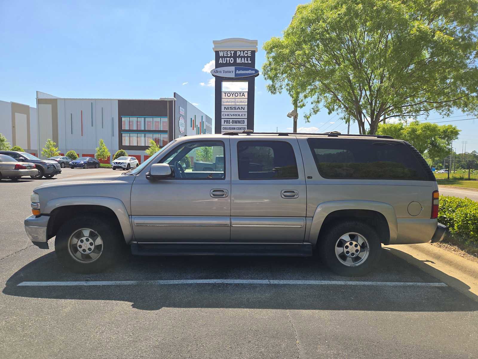 Used 2002 Chevrolet Suburban LT image 5