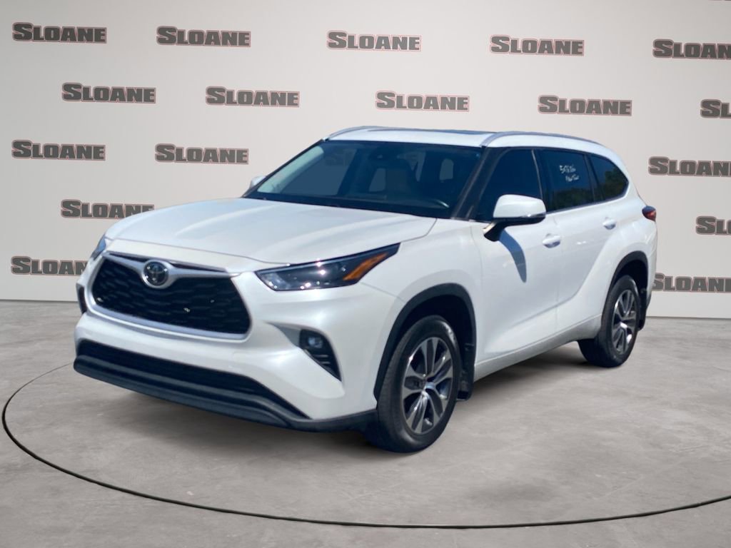 Used 2022 Toyota Highlander XLE AWD/4WD image 1