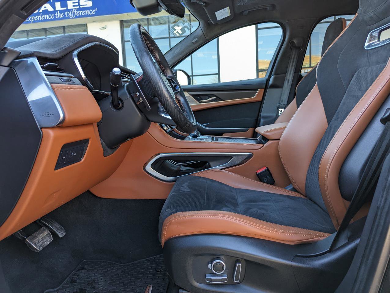 Used 2023 Jaguar F-PACE SVR image 13