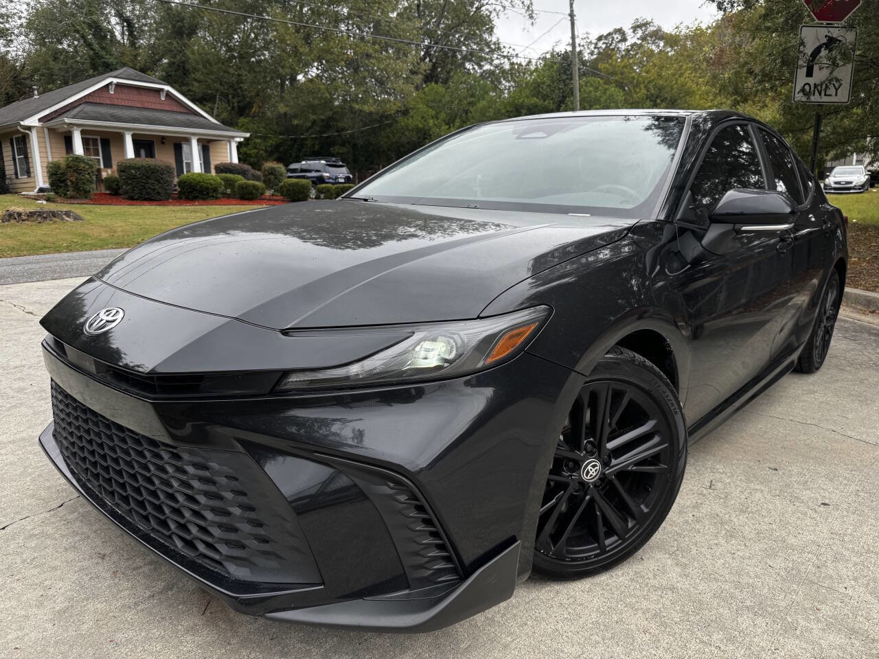 Used 2025 Toyota Camry SE image 1