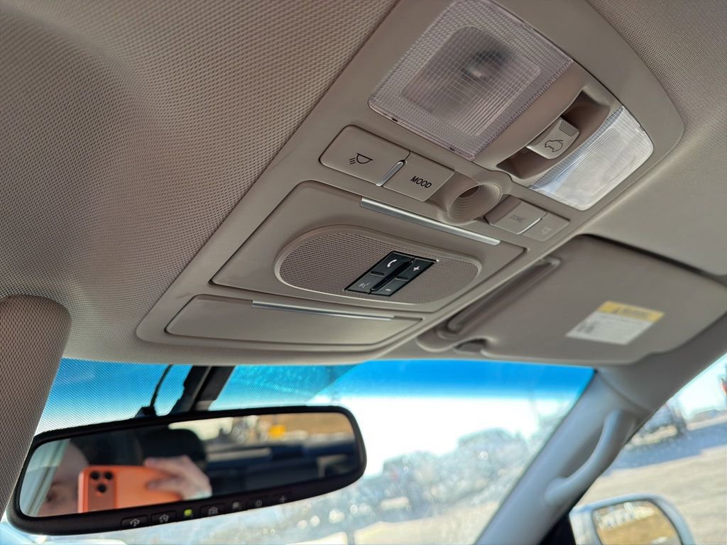 Used 2012 Hyundai Veracruz Limited w/ Entertainment Pkg image 11