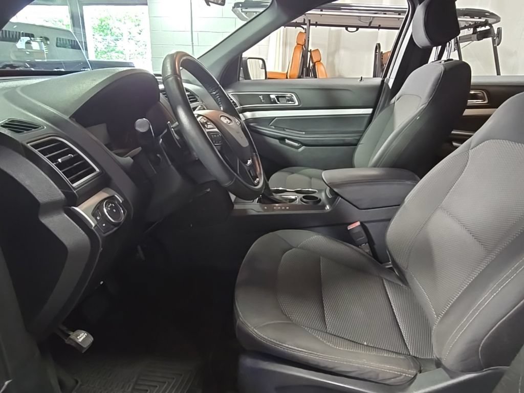 Used 2017 Ford Explorer XLT FWD image 17