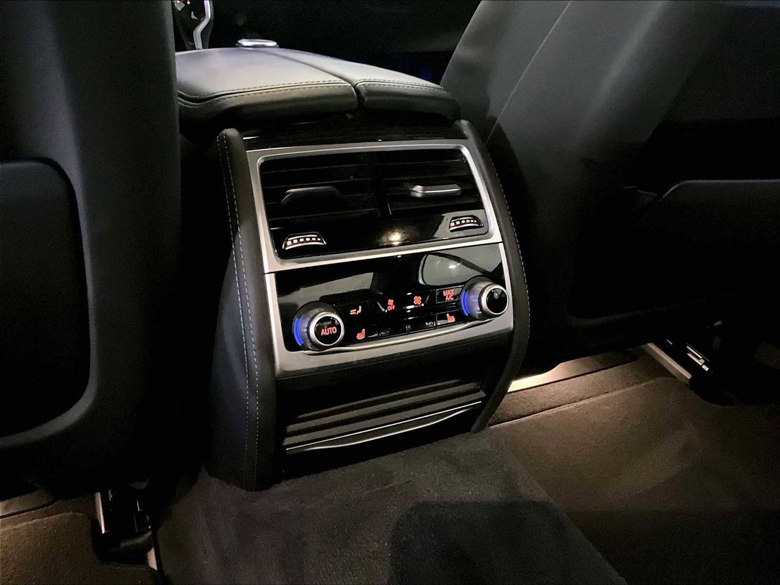 Used 2022 BMW 750i xDrive w/ M Sport Package image 29