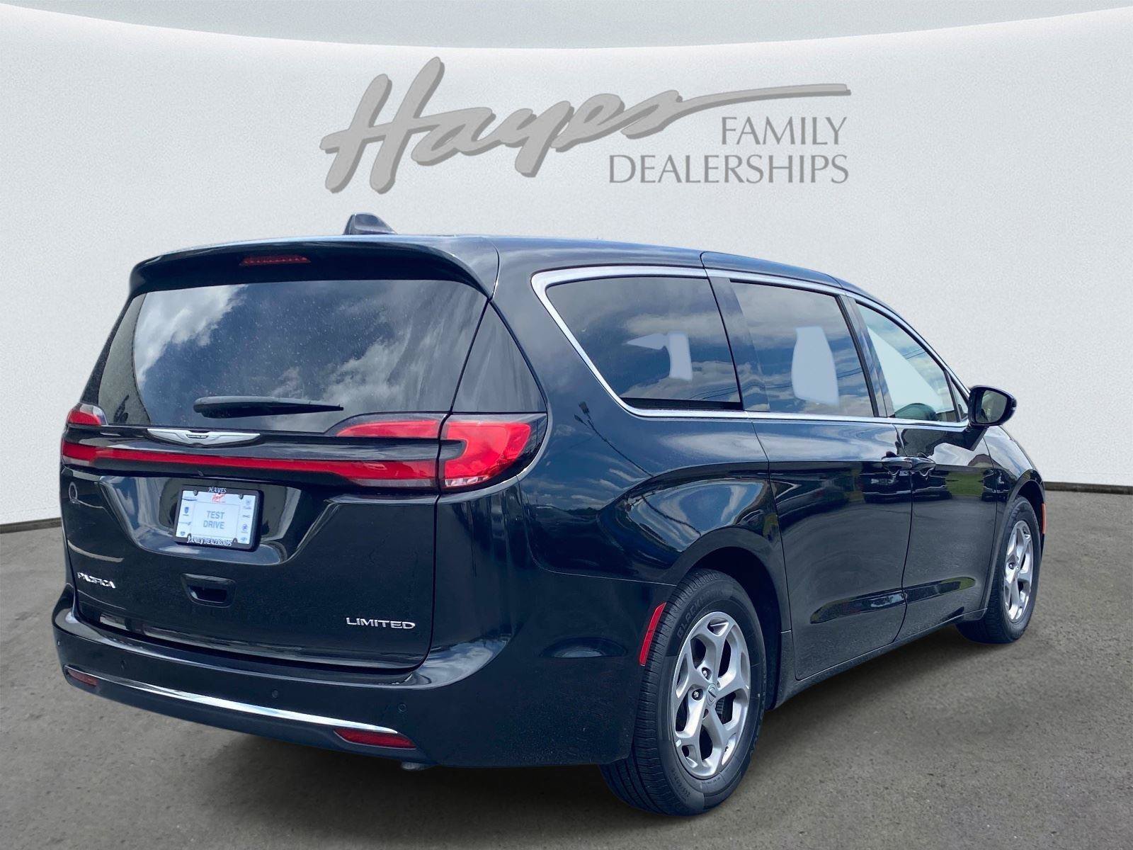 Used 2024 Chrysler Pacifica Limited FWD image 3